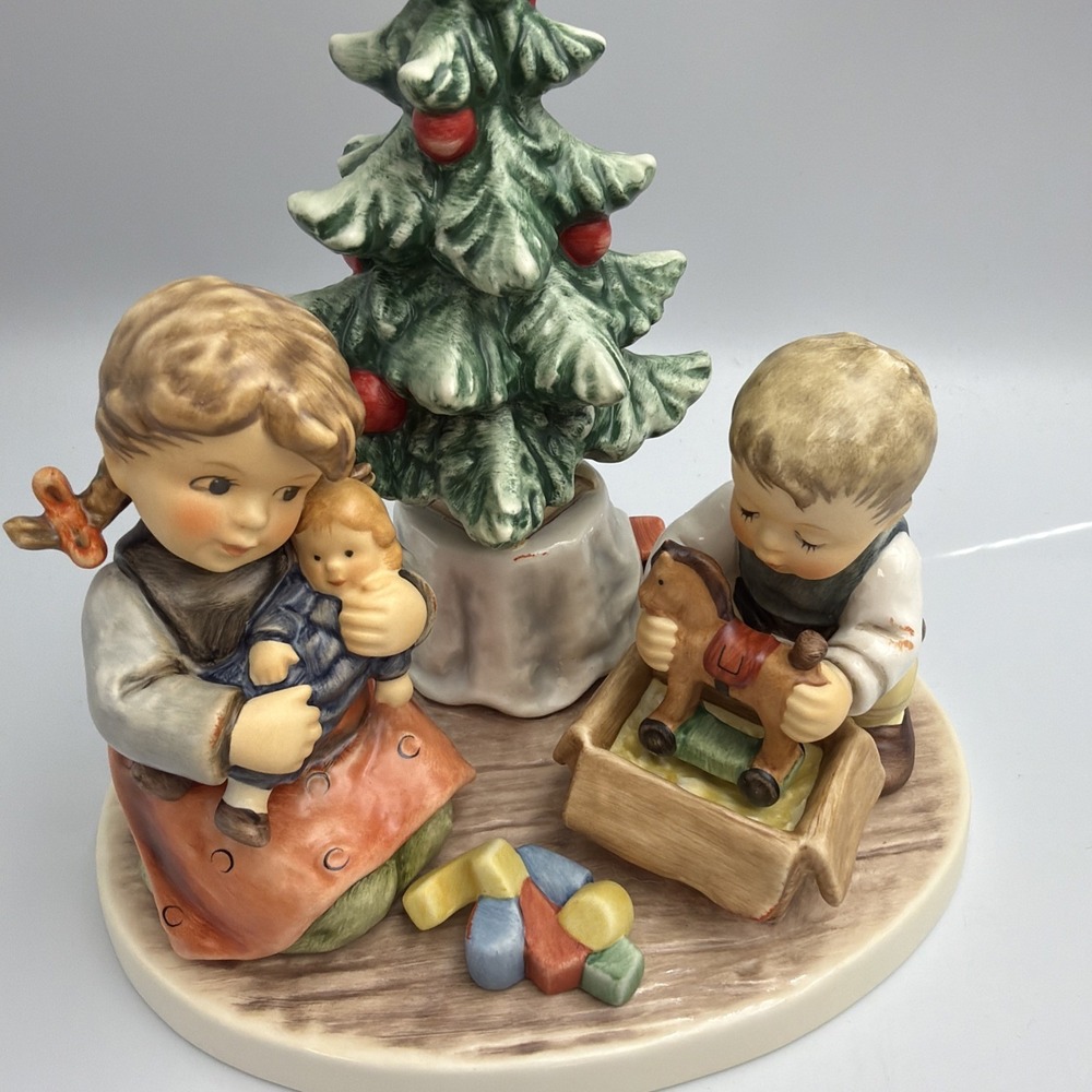 Rare LE HUMMEL 2263 CHRISTMAS MORNING PRESENT FIGURINE 2330 Out Of 4000 - Picture 2 of 11